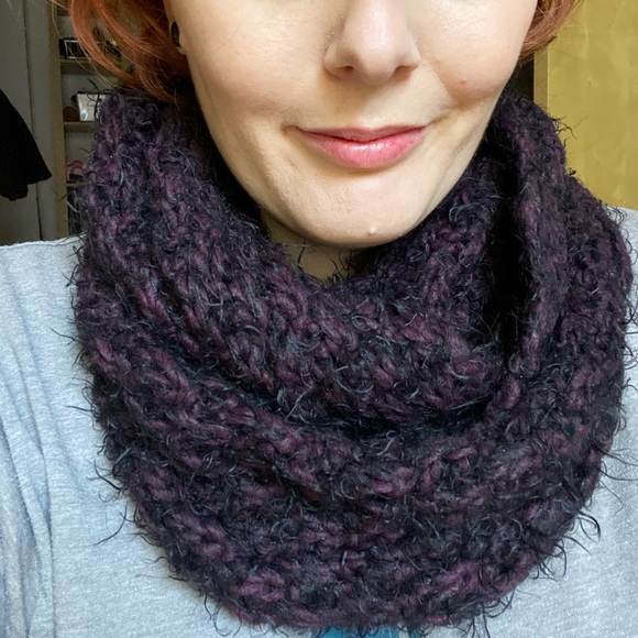 Alpaca wool black and purple infinity scarf - Picture 4 of 4